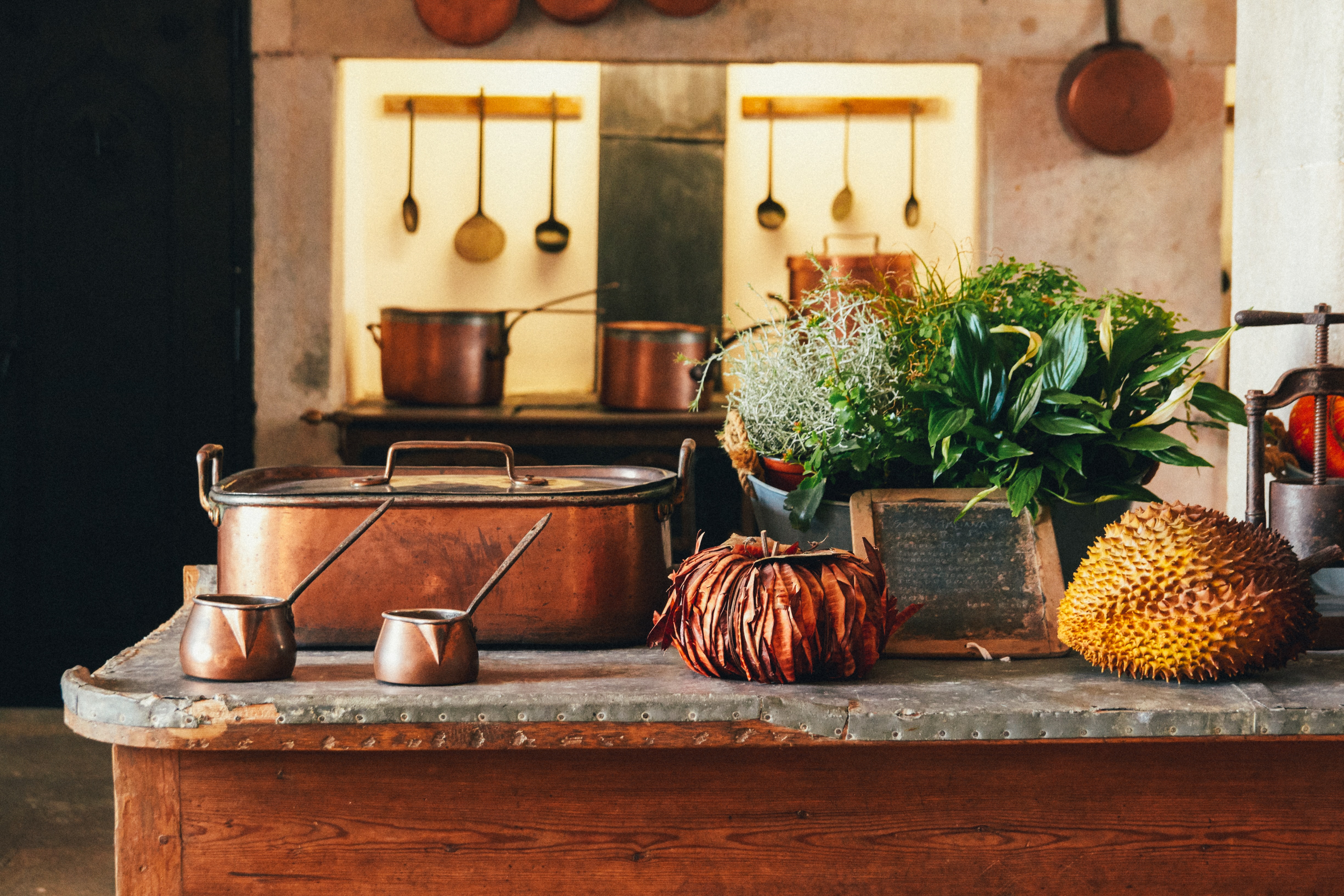 Vintage feature. Кухня красивая со сковородами. Медная посуда Винтаж. Antique Metal Kitchen Table. Kitchen Pot.