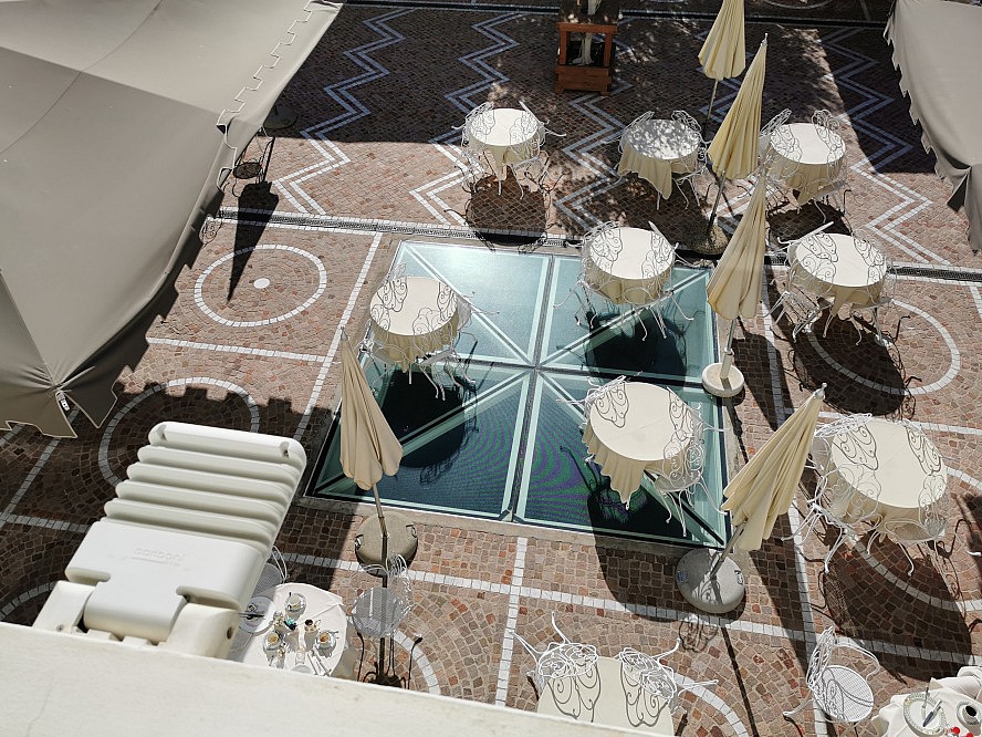 Grand Hotel da Vinci: elegante Frühstücks- und Kaffeetische - direkt unter unserem Balkon
