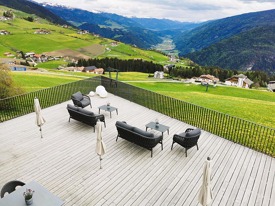 Panorama Living Dolomites: An wärmeren Tagen lässt es sich vorzüglich auf der Restaurant-Terrasse frühstücken.