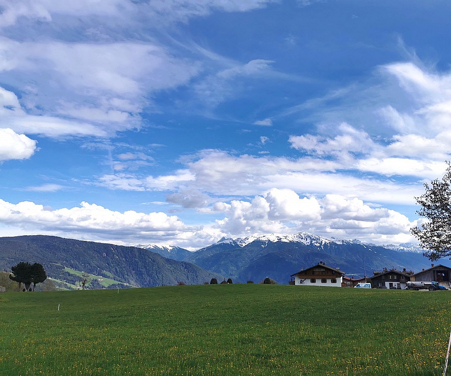Panorama Living Dolomites: Blick auf das unvergleichliche Bergpanorama Südtirols