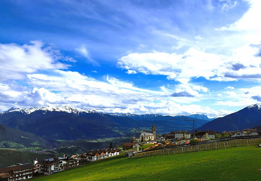 Panorama Living Dolomites: Blick auf unzählige Gipfel und eindrucksvolle Bergmassive