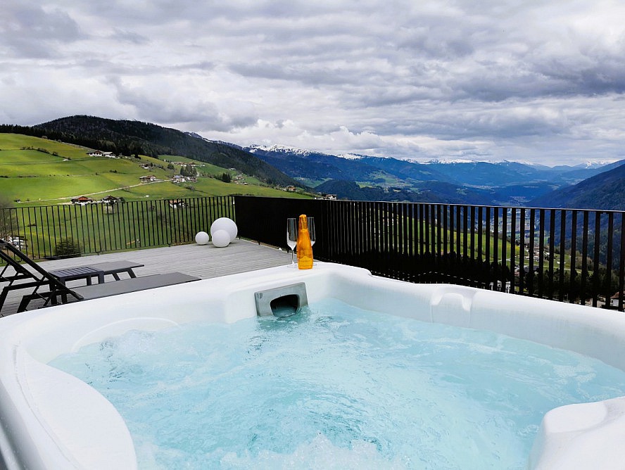 Panorama Living Dolomites: der Privat-Whirlpool auf der 90qm Terrasse ist ein absolutes Highlight