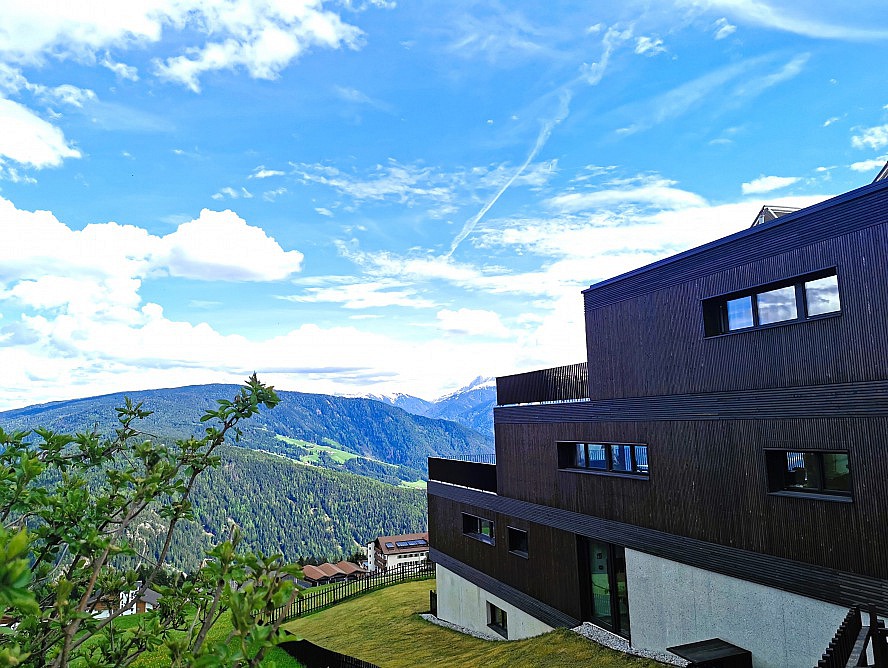 Panorama Living Dolomites: Die terrassenförmige Bauweise des Aparthotels Panorama Living Dolomites bildet eine stimmige Verbindung mit der Landschaft