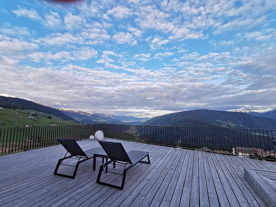 Panorama Living Dolomites: Herrlicher früher-Abend-Himmel mit Blick auf das Pustertal