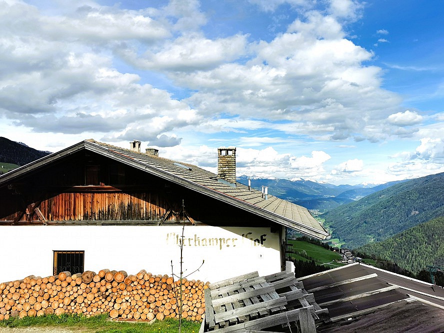 Panorama Living Dolomites: hier oben in Mühlbach befinden sich recht viele Höfe