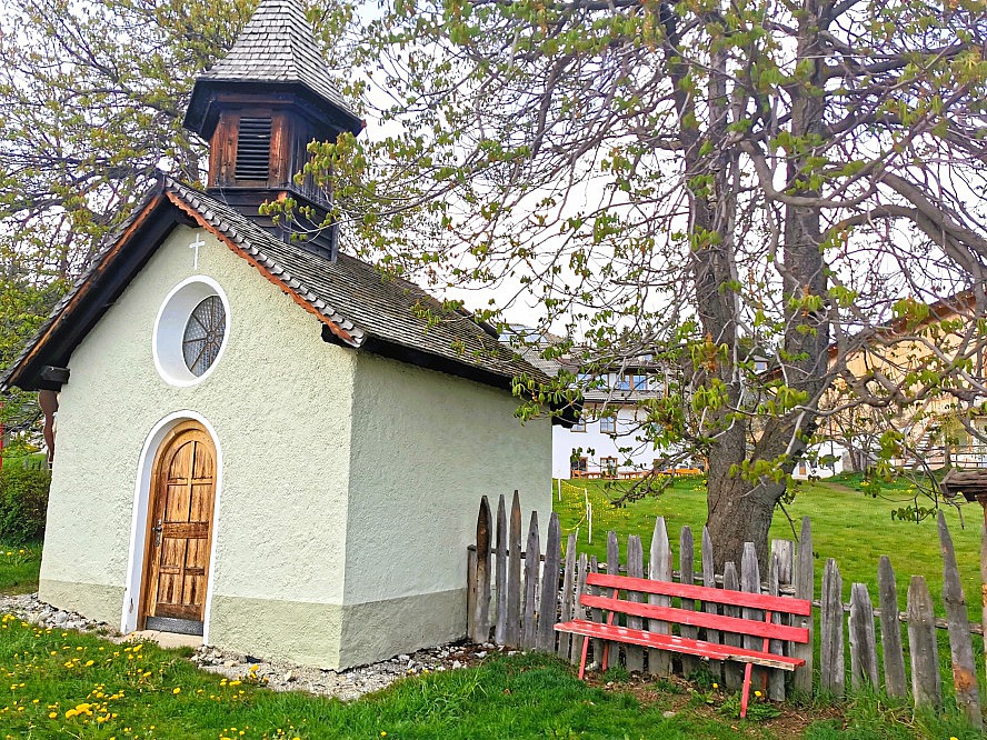 Panorama Living Dolomites: Kleine Kapelle am Wegesrand