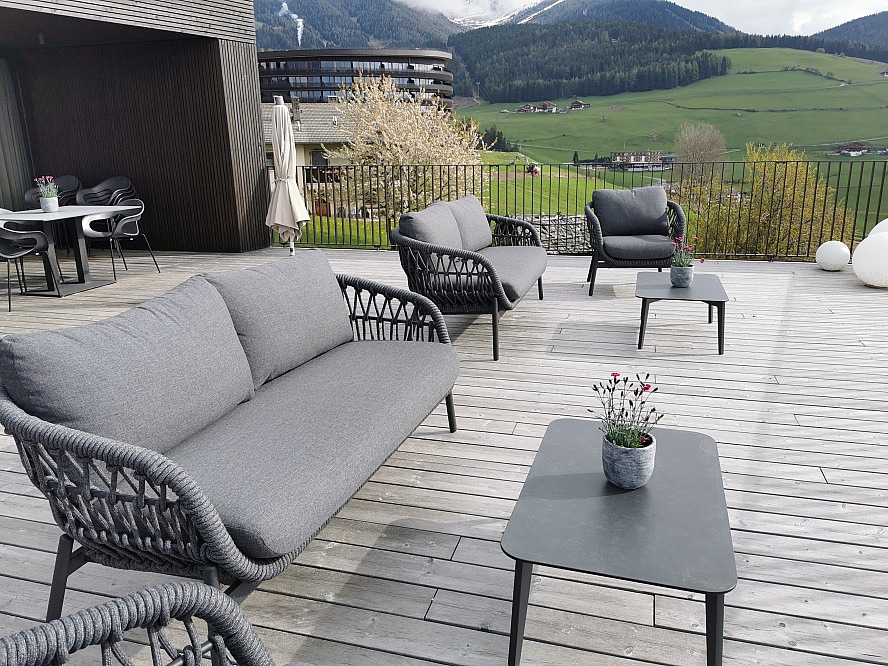 Panorama Living Dolomites: Sitzgelegenheiten auf der Frühstücksrestaurant-Terrasse
