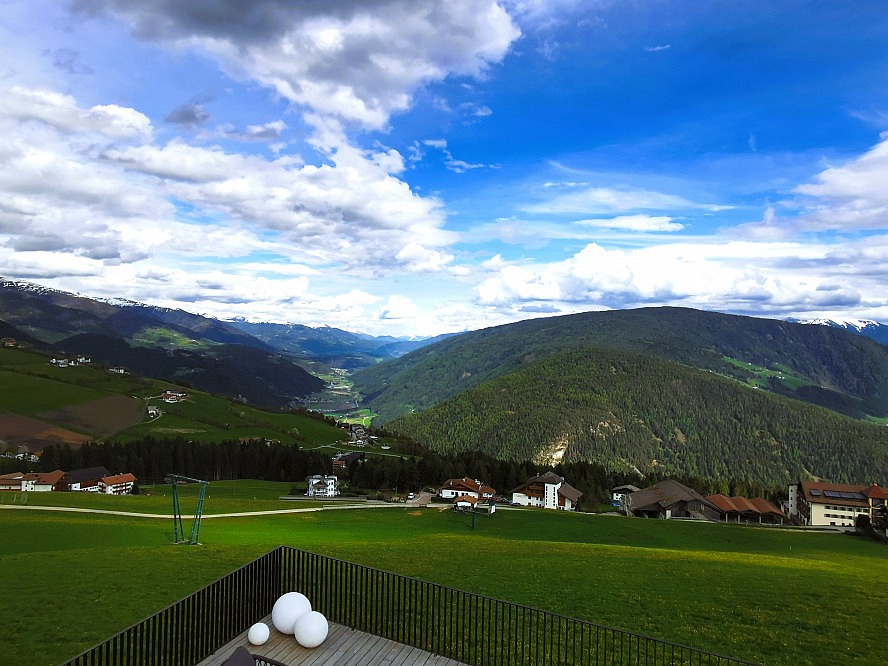 Panorama Living Dolomites: Von hier oben überschauen wir praktisch das gesamte Pustertal