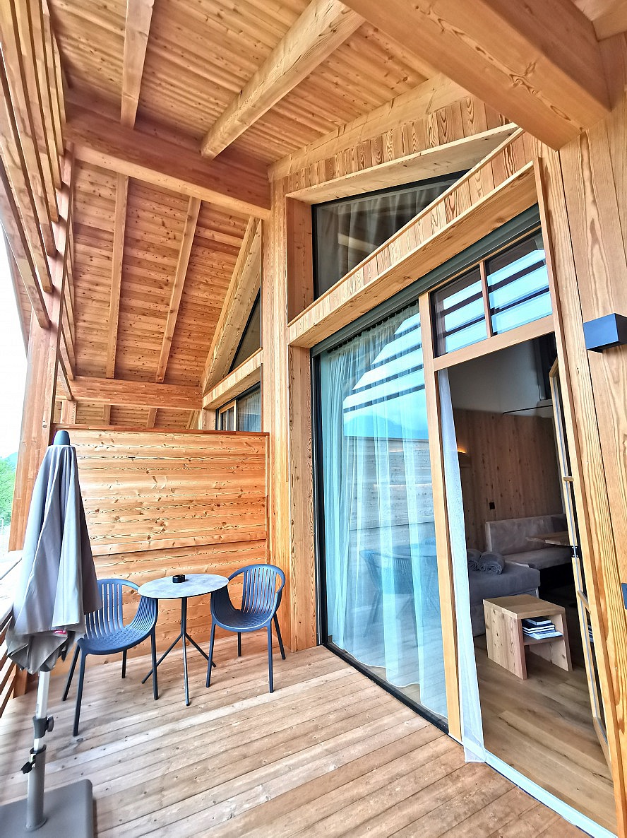Kessler's Mountain Lodge: auf dem großen Balkon lädt auch die Sitzgelegenheit samt Sonnenschirm zum Verweilen ein