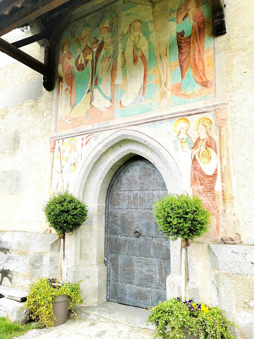 Kessler's Mountain Lodge: beeindruckende handgemalte Fresken außen an der Kirche in Natz