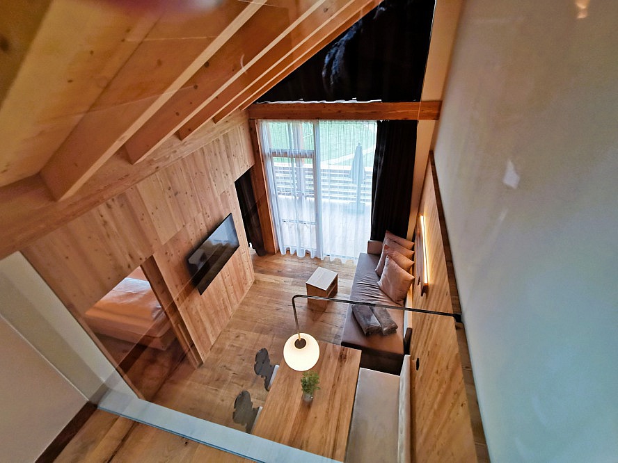 Kessler's Mountain Lodge: Blick durch die Sicherheitsglasscheibe vom Obergeschoss