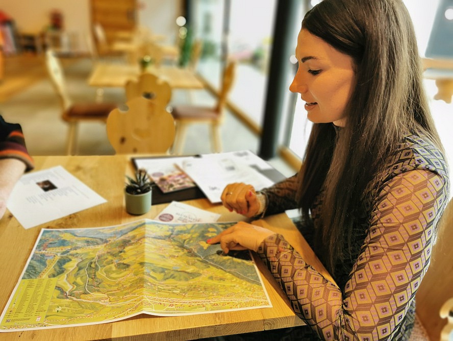 Kessler's Mountain Lodge: die freundliche Mitarbeitern zeigt uns die schönsten Wanderwege auf der Karte