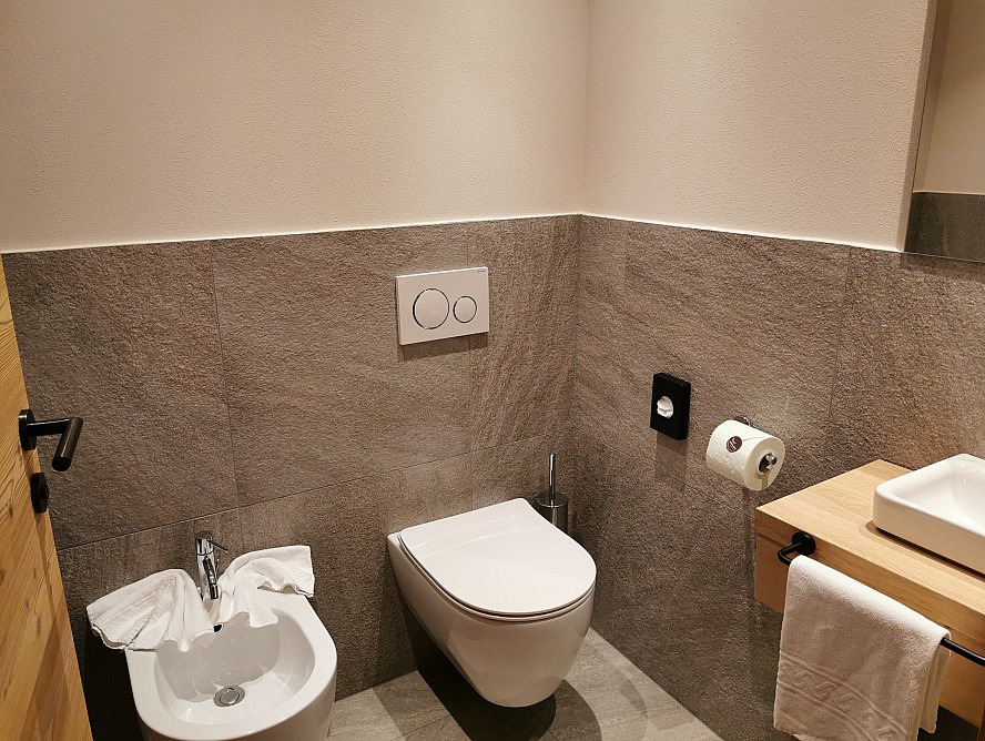 Kessler's Mountain Lodge: separates WC mit Bidet, Toilette und kleinem Waschbecken.
