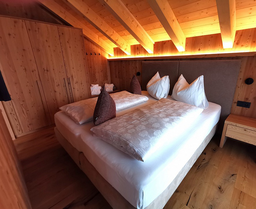 Kessler's Mountain Lodge: unser Schlafzimmer mit großem Schrank und toller ambienter Beleuchtung im Erdgeschoss des Lofts