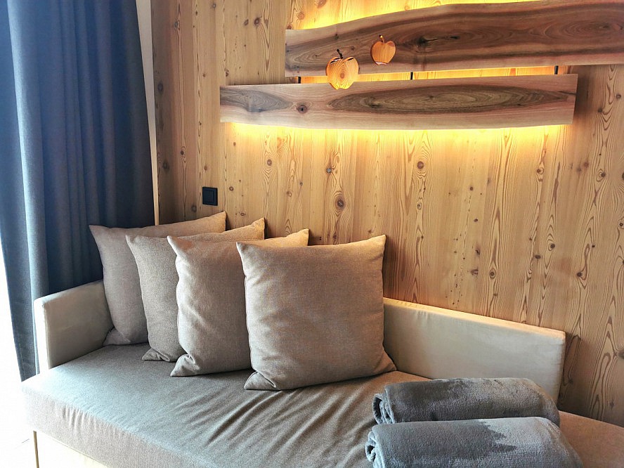 Kessler's Mountain Lodge: warme, ambiente Beleuchtung und einladendes Sofa
