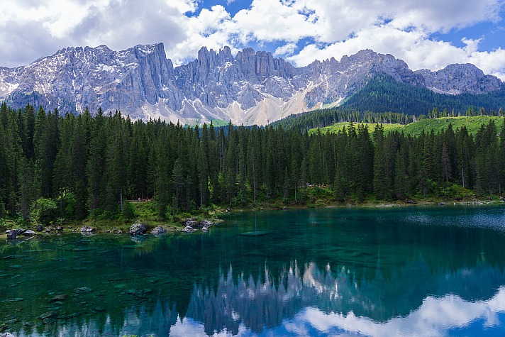 Die Landschaft in Südtirol zeichnet sich durch majestätische Gipfel, malerische Täler und unberührte Natur aus.