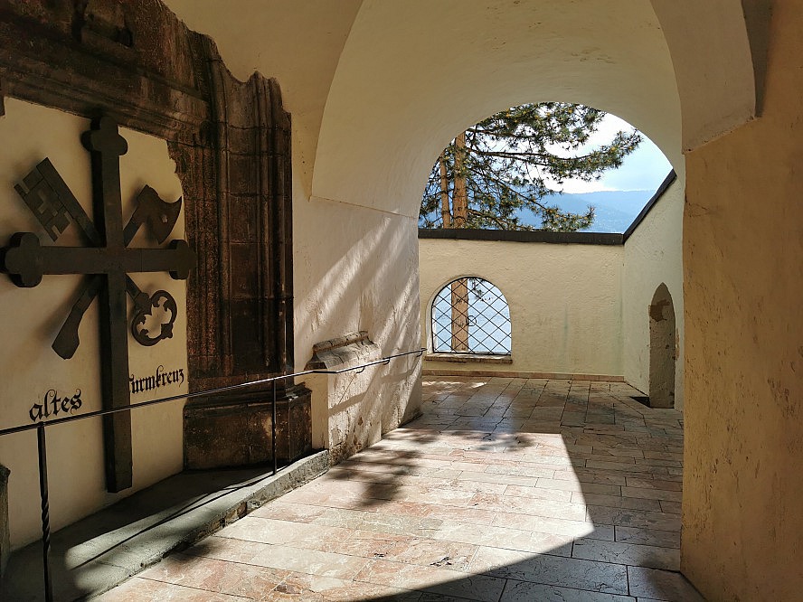 Im Weissen Rössl: alter Laubengang rund um die St. Wolfgang Kirche