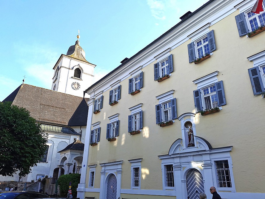 Im Weissen Rössl: Blick vom Schloss und ehemaligem Pfarrhof auf die St. Wolfgang Kirche