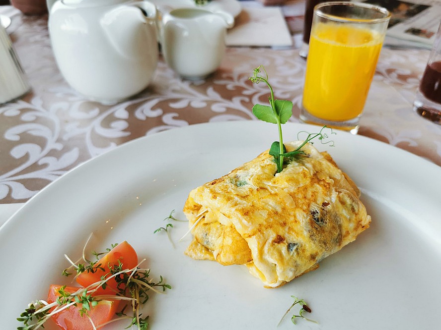 Im Weissen Rössl: das wohl beste Omelette ever, dazu ein kalorienarmer Brauner ohne Schlagobers und frisch gepresster Orangensaft, herrlich!