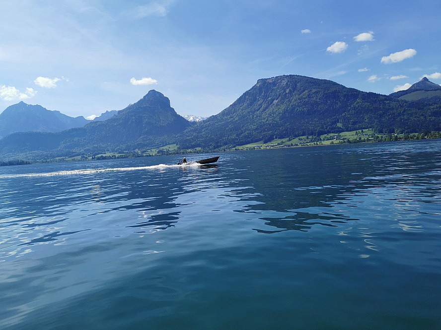 Im Weissen Rössl: ein Sportboot zieht seine Bahnen auf dem Wolfgangsee