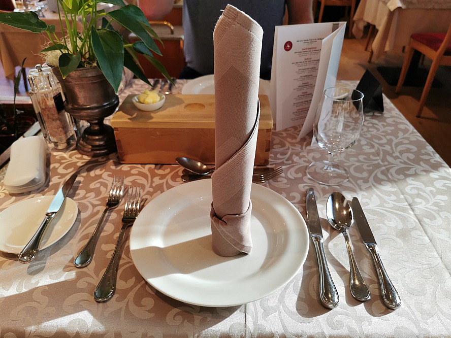 Im Weissen Rössl: elegant eingedeckt - unser Tisch im Restaurant für das Dinner