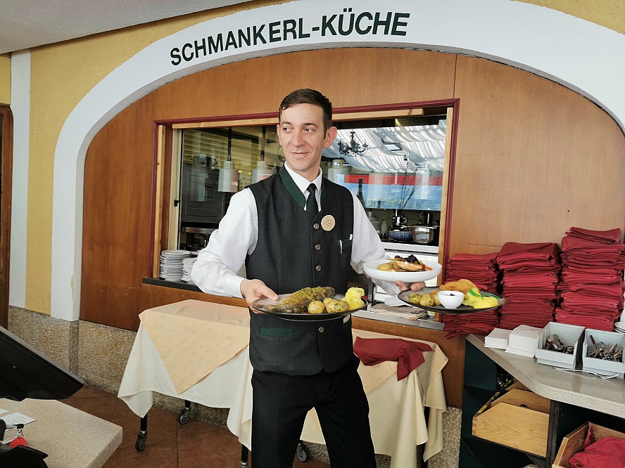 Im Weissen Rössl: freundlicher Mitarbeiter in der Schmankerl-Küche
