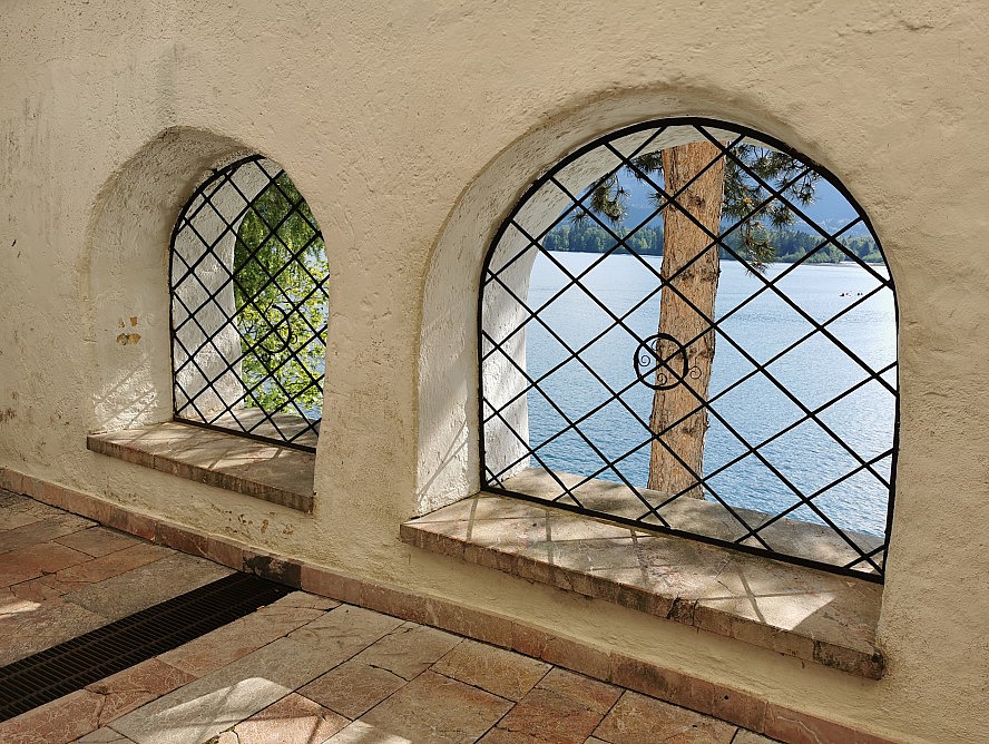 Im Weissen Rössl: Gitter an den Sichtfenstern des Laubengangs an der St. Wolfgang Kirche