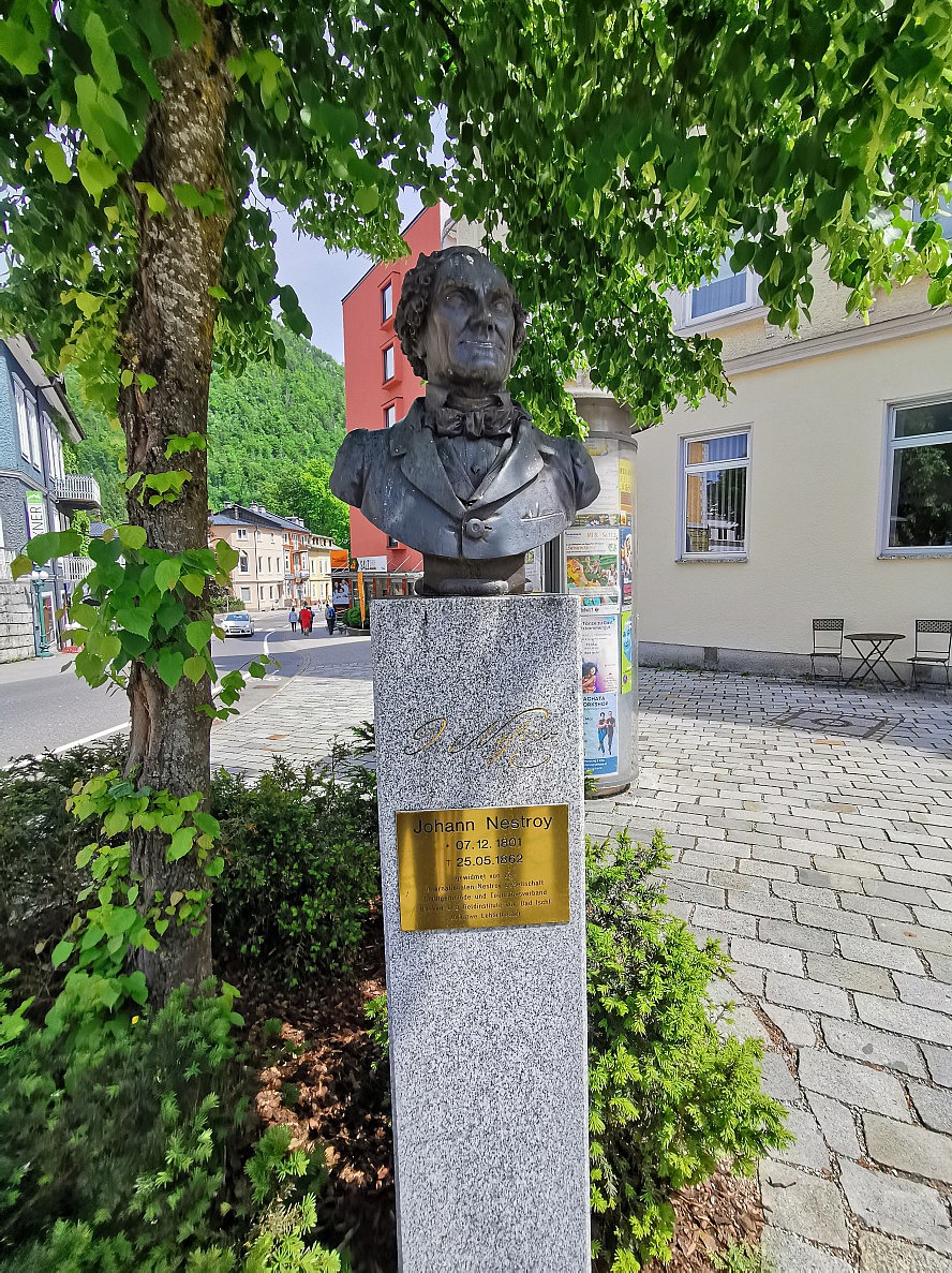 Im Weissen Rössl: Johann Nestroy-Statue in Bad Ischl