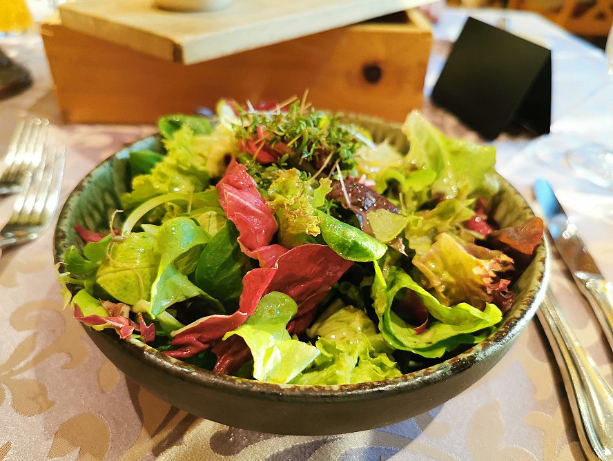 Im Weissen Rössl: köstlicher frischer Salat zum Hauptgericht