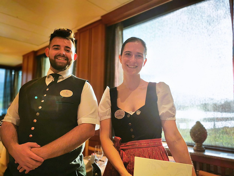 Im Weissen Rössl: zwei der freundlichen ServicemitarbeiterInnen im Restaurant