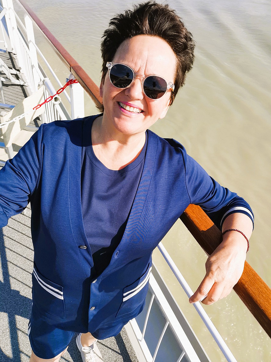 nicko cruises: Annette Maria im maritimen Outfit an der Reling