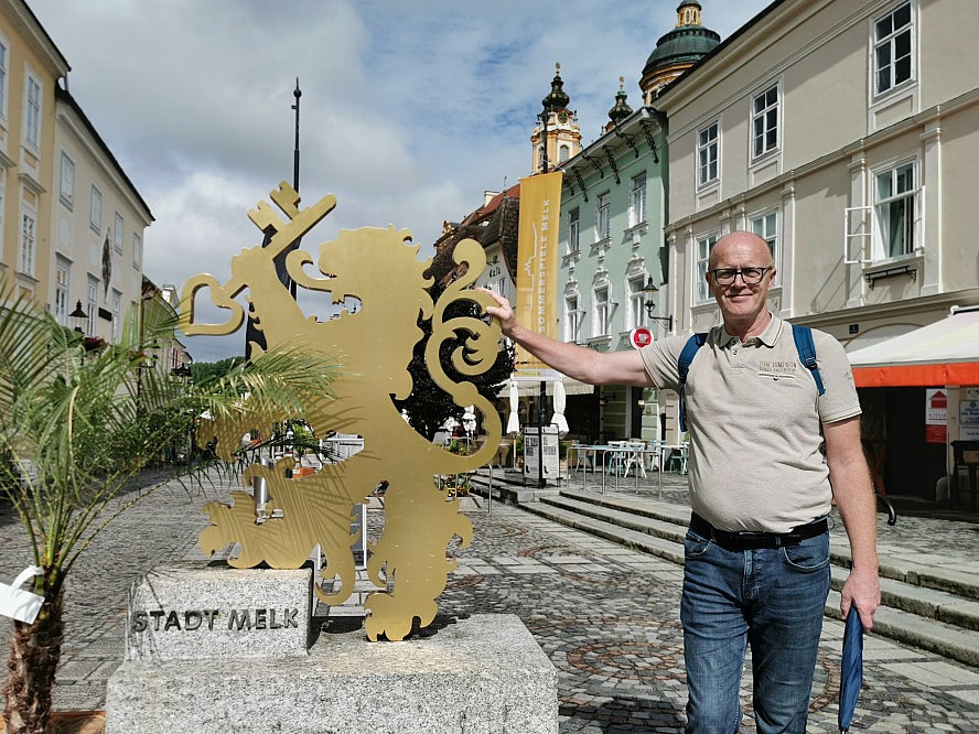 nicko cruises: Axel am Stadtwappen von Melk - am Tor zur Wachau