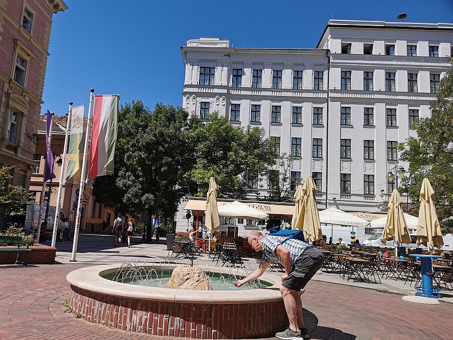 nicko cruises: Axel erfrischt sich an dem Brunnen an einem schönen ruhigen Platz in Budapest