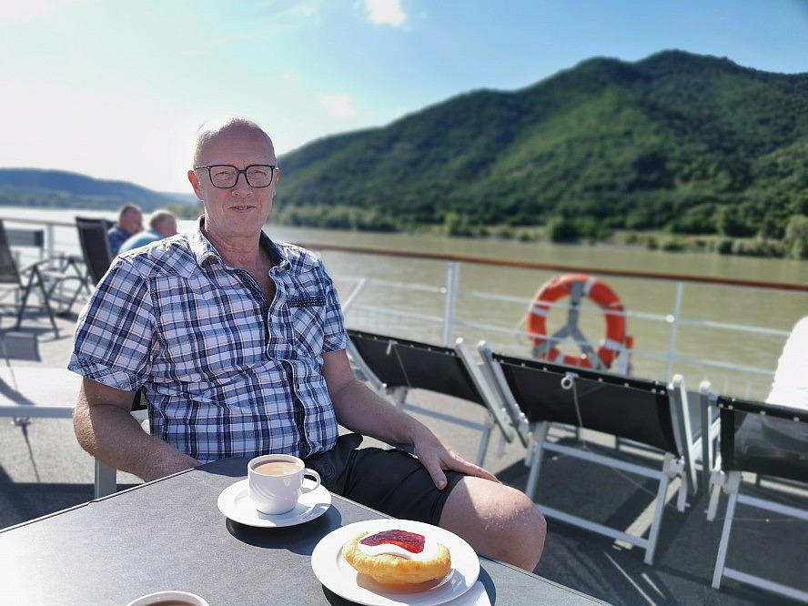 nicko cruises: Axel genießt die Nachmittagsjause auf dem Sonnendeck