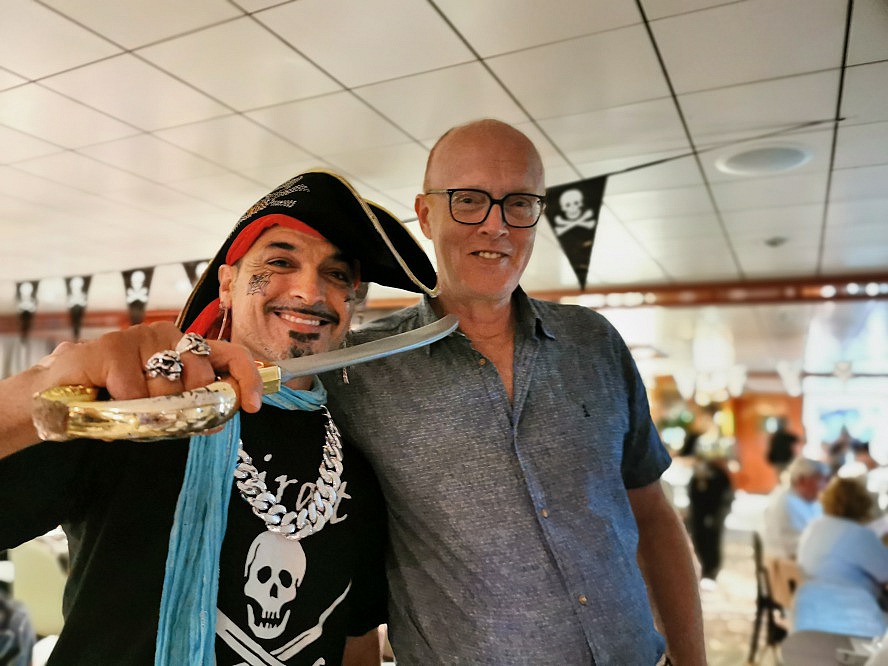 nicko cruises: Axel mit dem besten Kellner ever - am Piratenabend