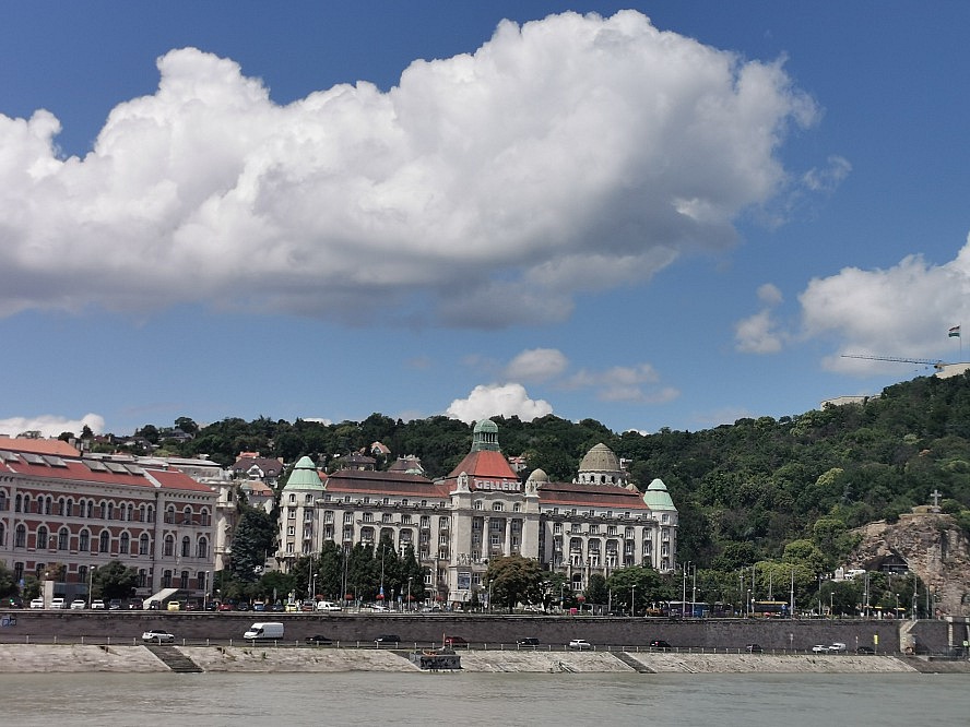 nicko cruises: Blick auf das Hotel Gellért in Budapest