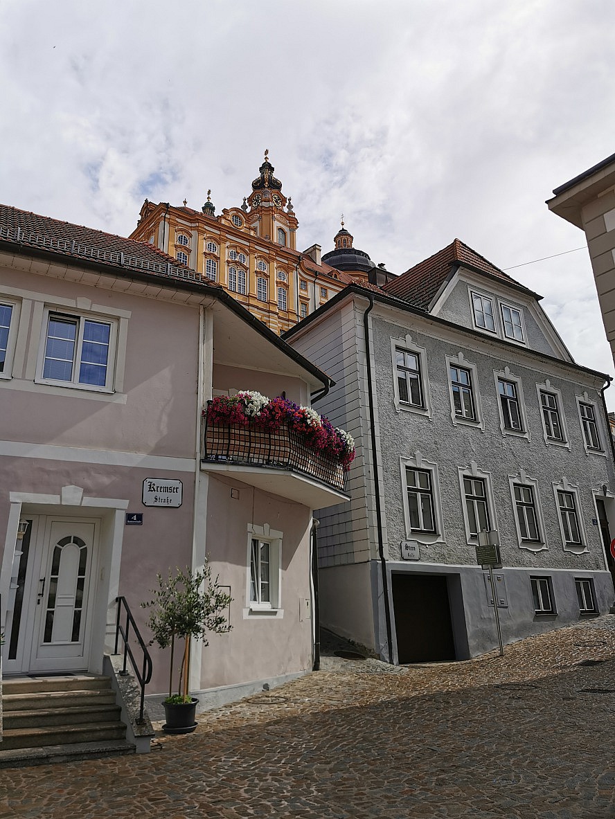 nicko cruises: Blick auf das weltberühmte Benediktinerstift Melk - am Tor zur Wachau