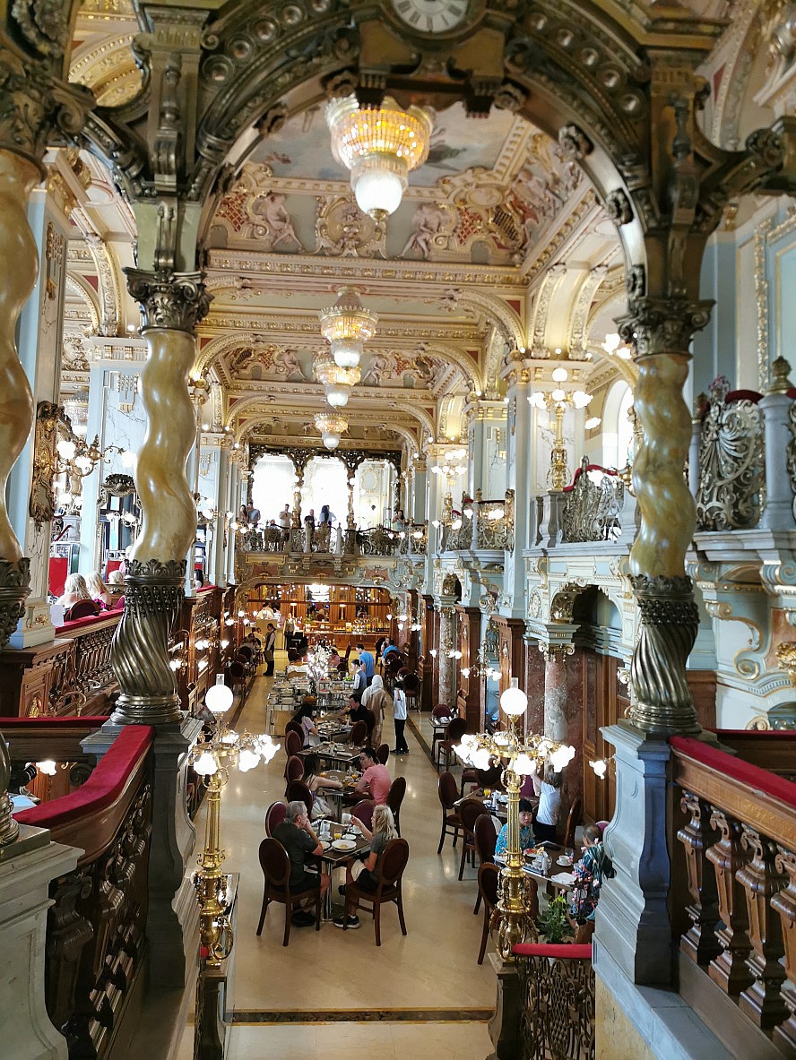 nicko cruises: Blick ins New York Café von Budapest