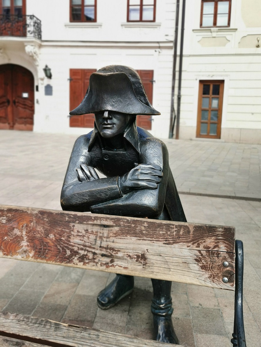 nicko cruises: Bronze Skulptur von Napoleon auf dem Hauptplatz in Bratislava