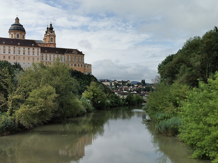 nicko cruises: das Benediktinerstift thront über Melk - am Tor zur Wachau