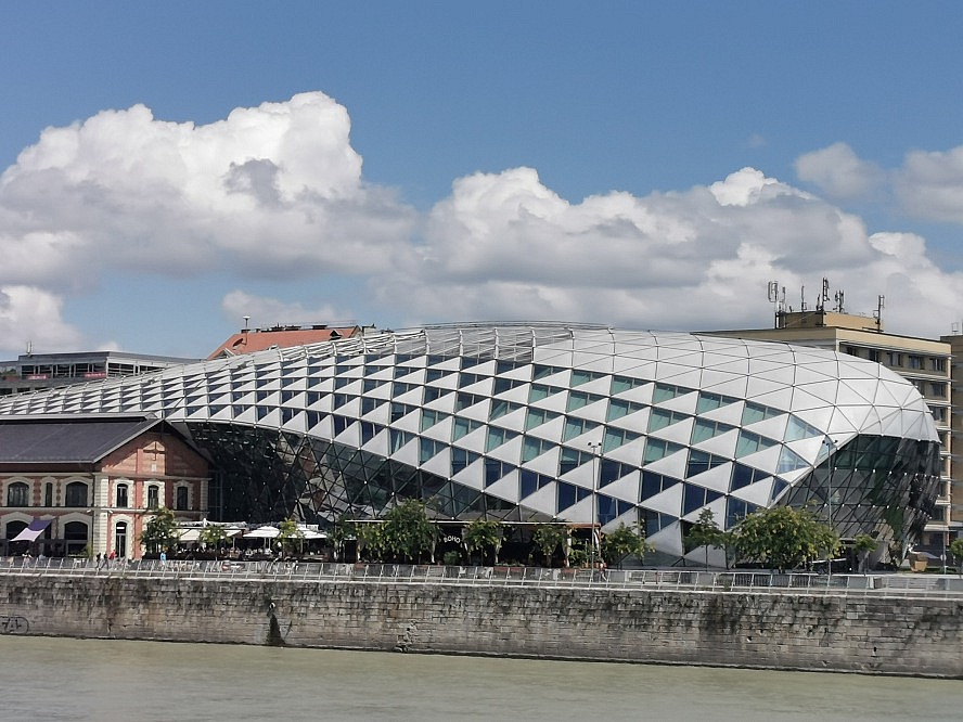 nicko cruises: das Einkaufszentrum Bálna (der Wal) in Budapest