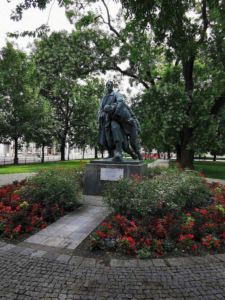 nicko cruises: das Kriegerdenkmal -Der Soldat- im Park Vajanskeho Nabrezie in Bratislava