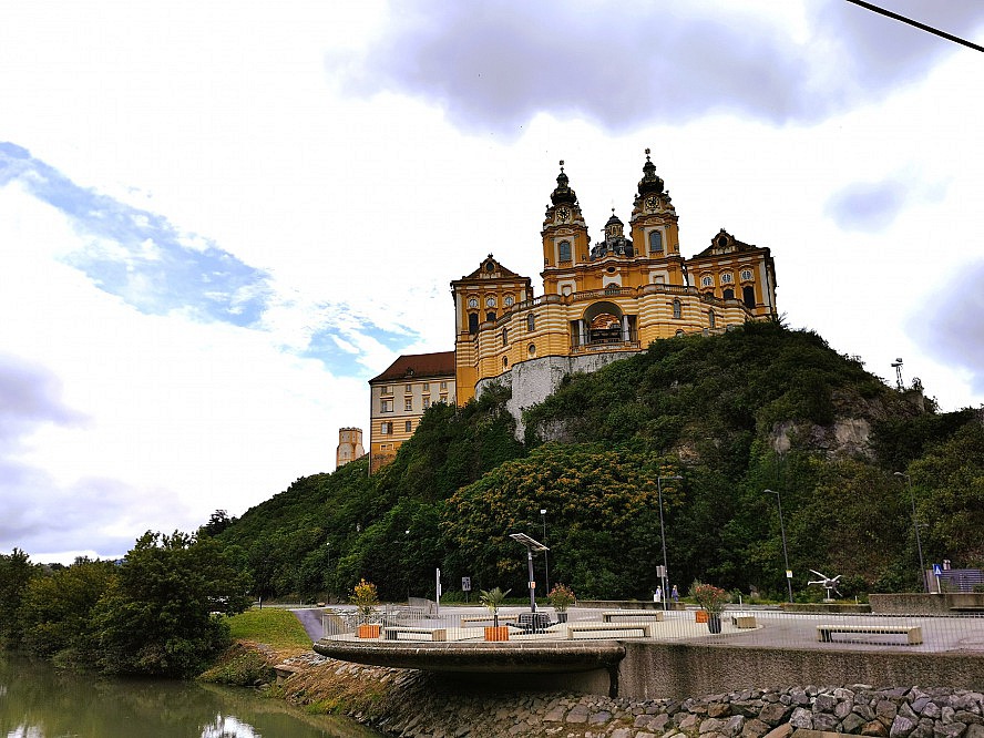 nicko cruises: das Stift von Melk thront über Melk - am Tor zur Wachau