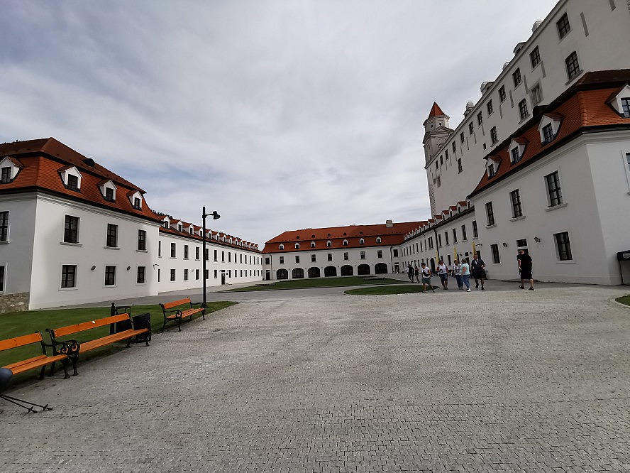 nicko cruises: der Innenhof der Bratislavský Hrad (Burg Brastislava)