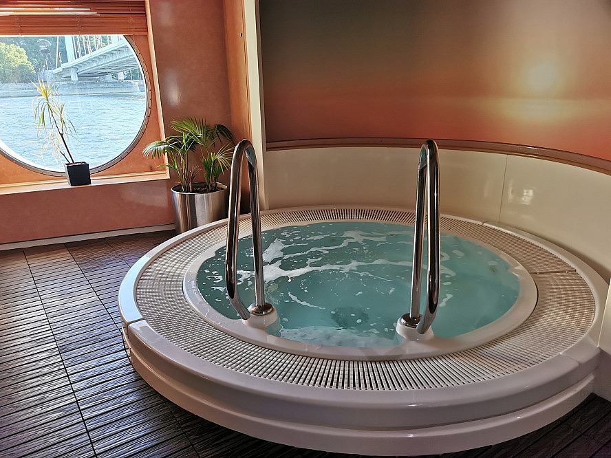 nicko cruises: der Whirlpool im Wellnessbereich