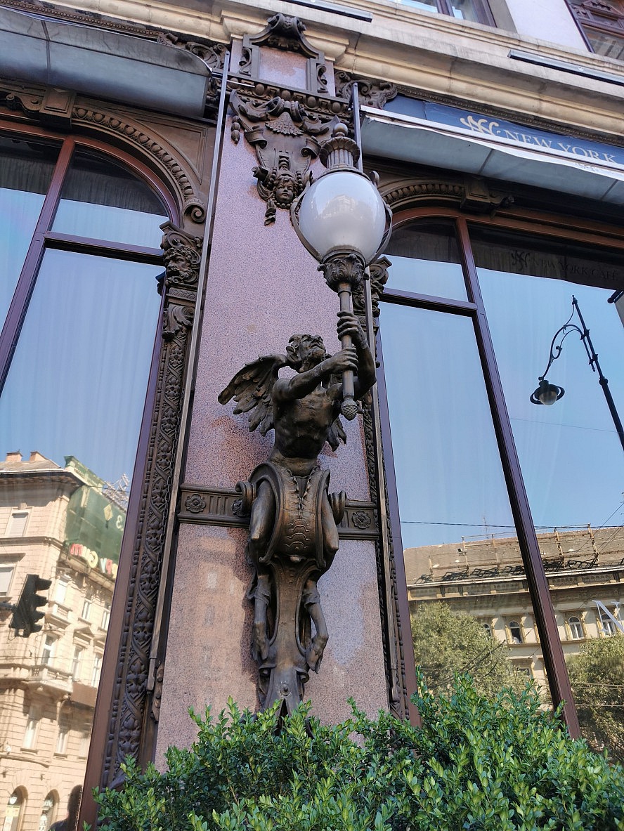 nicko cruises: Detail der Außenansicht des New York Café in Budapest