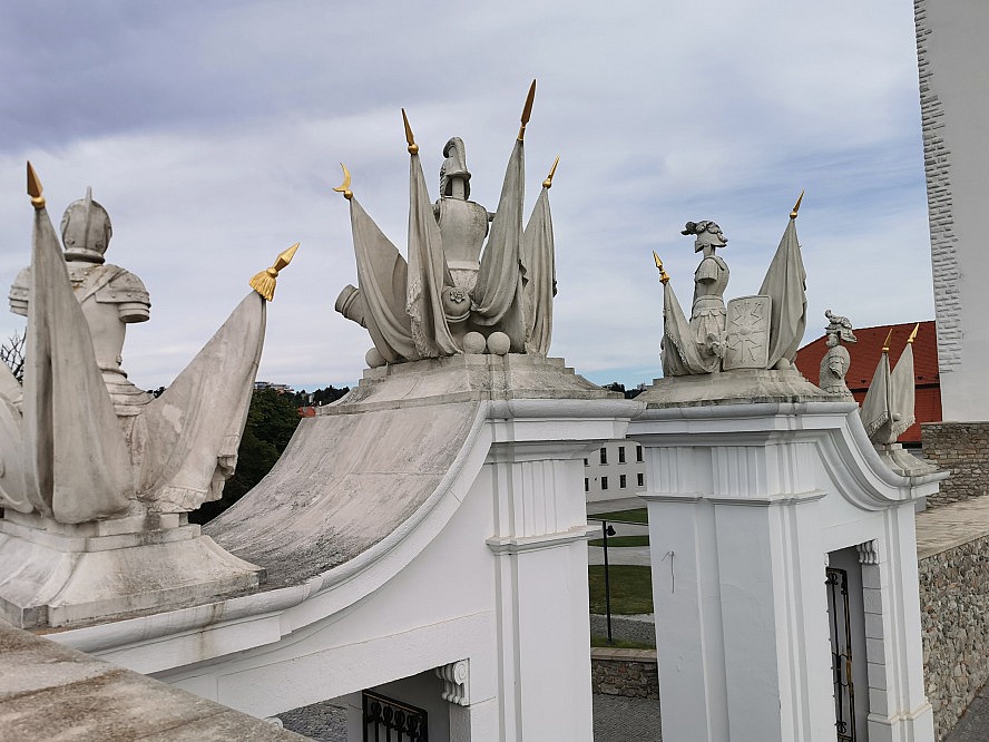 nicko cruises: Details am Tor im Innenhof von der Bratislavský Hrad (Burg Brastislava)