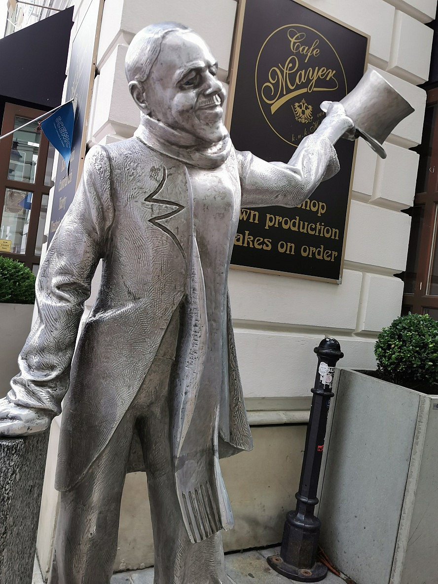 nicko cruises: die bekannte Statue vom Schönen Náci vor dem Café Mayer in Bratislava