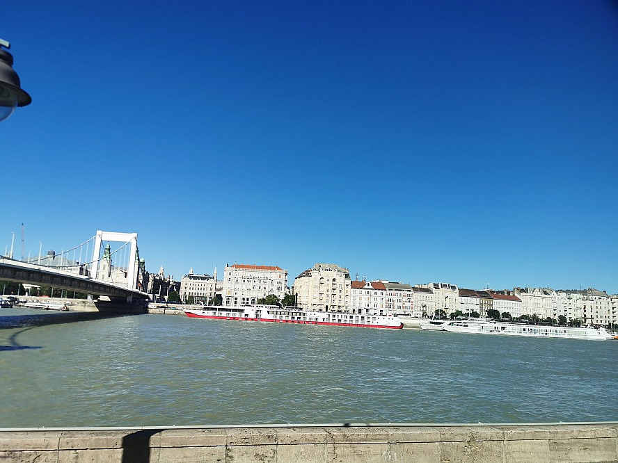 nicko cruises: die Belvedere liegt am Kai in Budapest