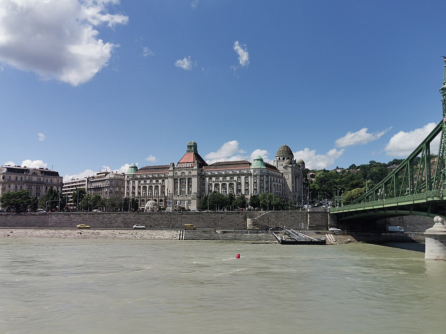 nicko cruises: die Freiheitsbrücke und das Hotel Gellért in Budapest